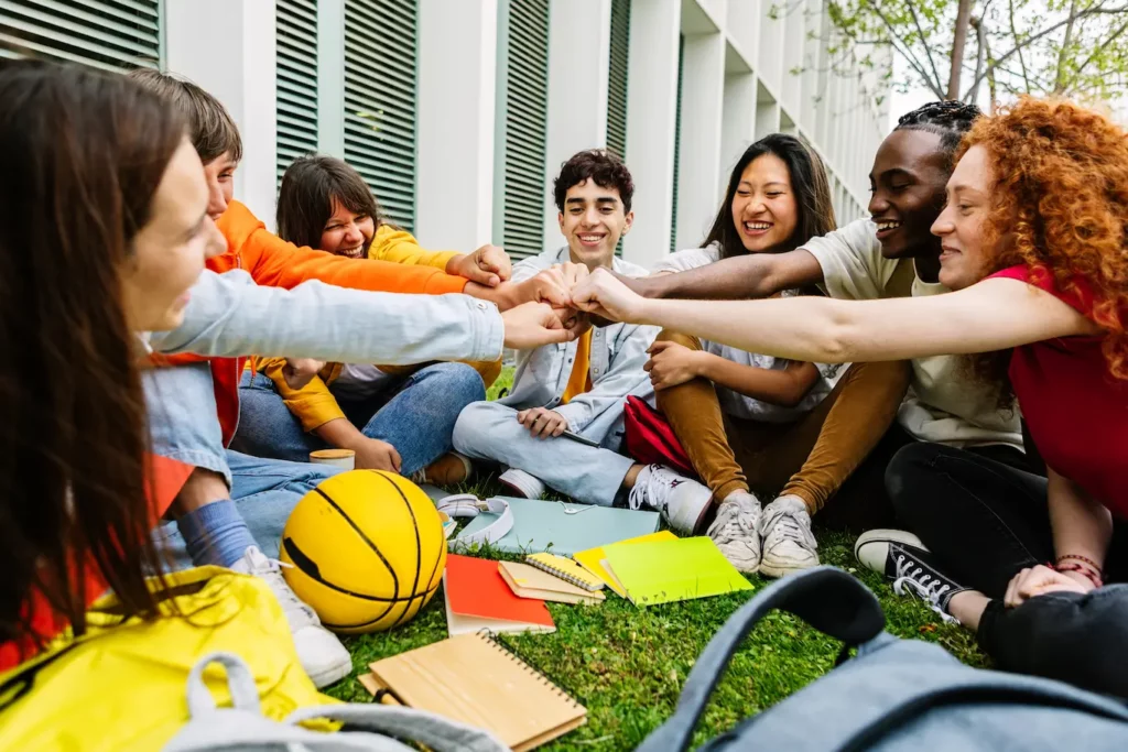 Junge Mitarbeiter, die Faustschläge geben, zeigen Zusammenarbeit und Teamwork